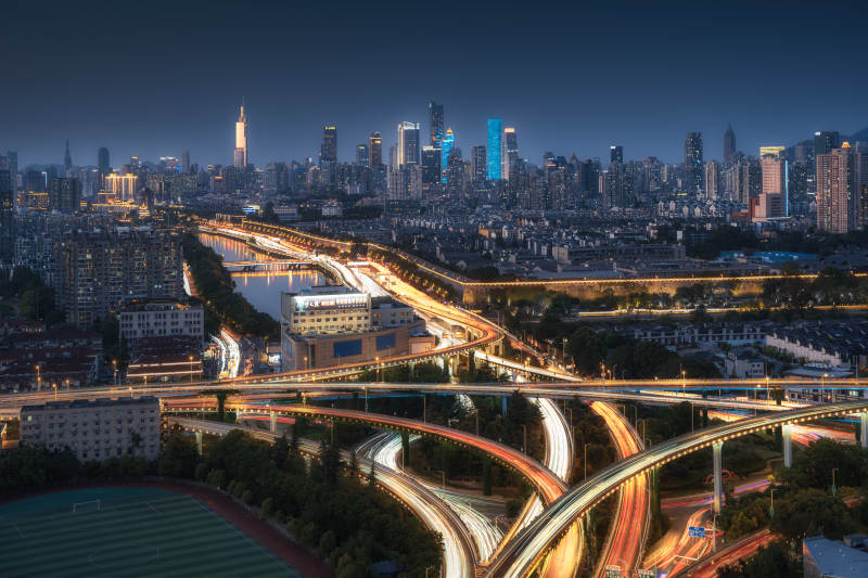 夜幕下的城市立交橋