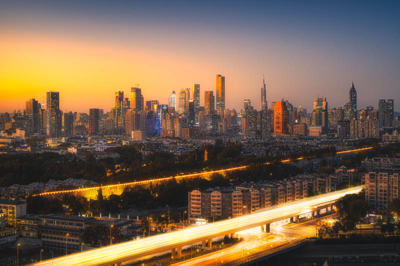 夕陽下的城市天際線