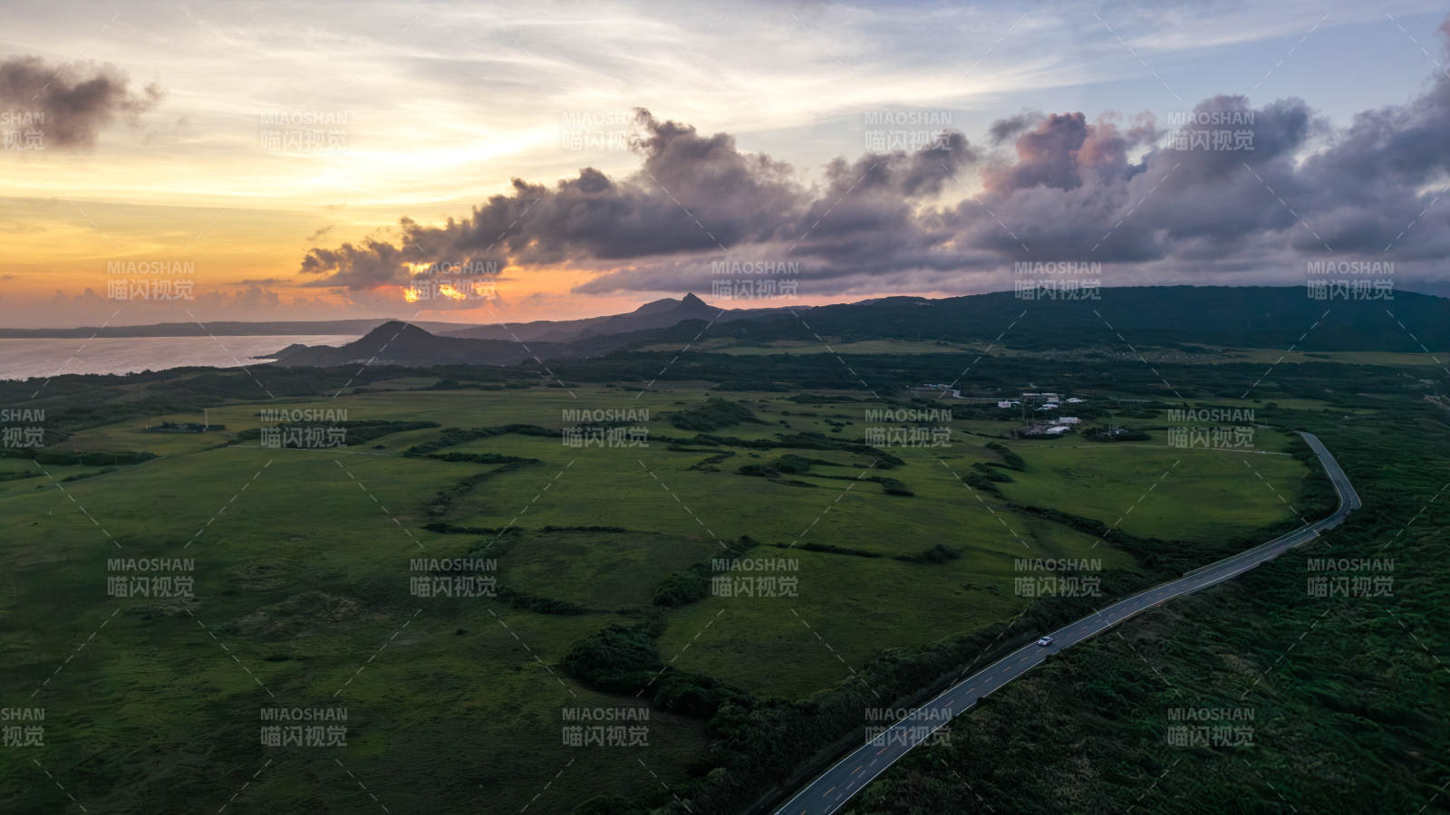 夕陽下的綠色平原