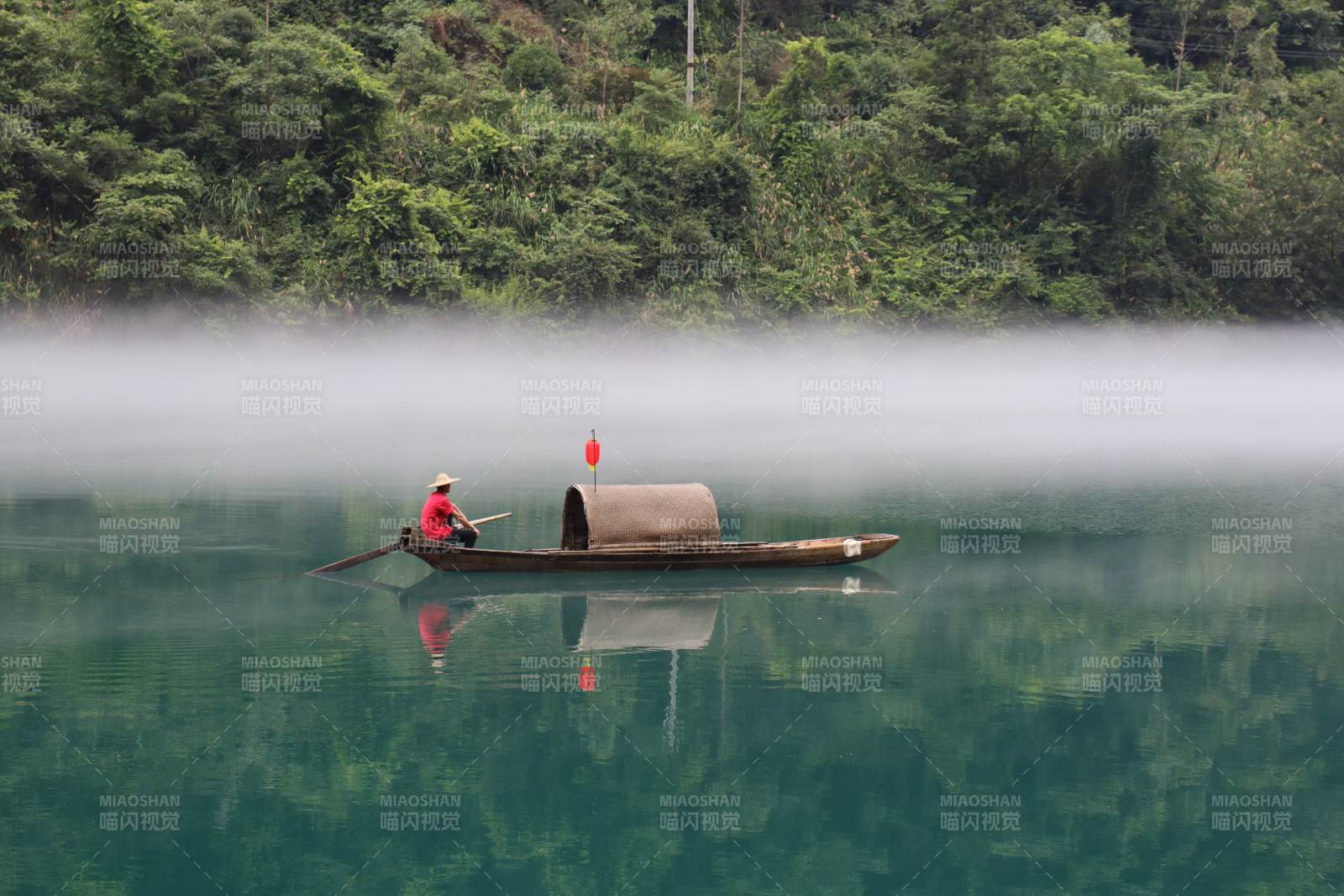 晨霧中的獨木舟