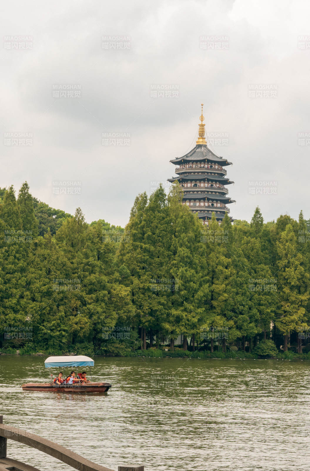 西湖游船與雷峰塔