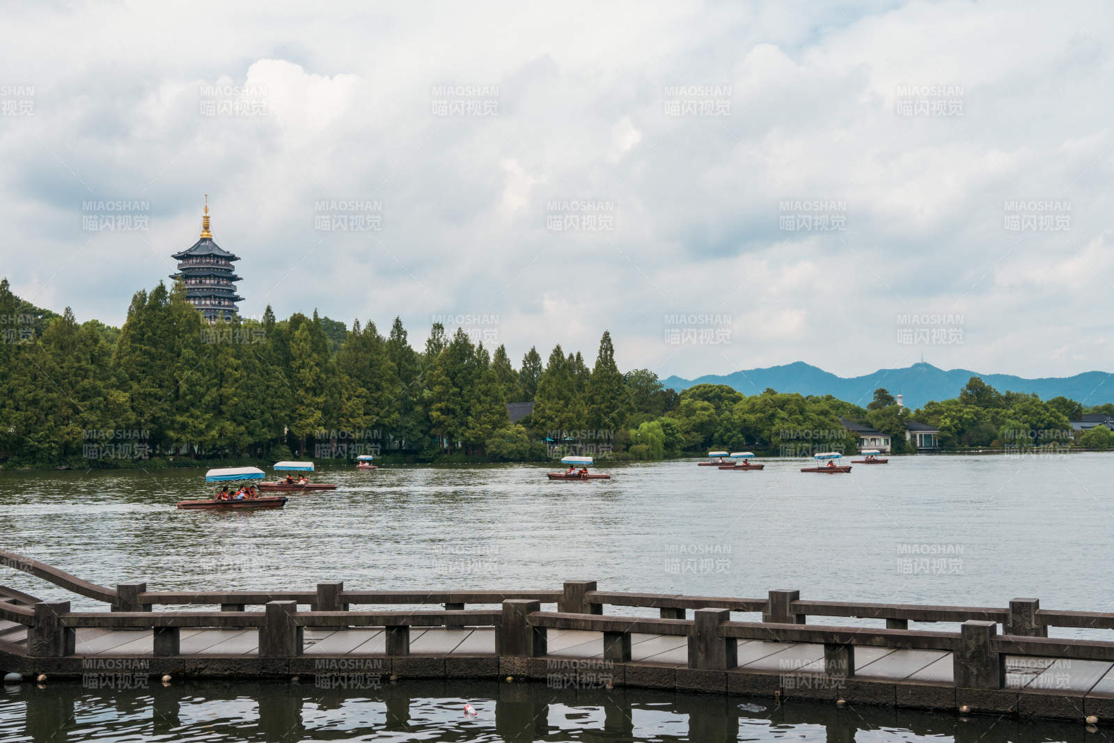 西湖游船與雷峰塔