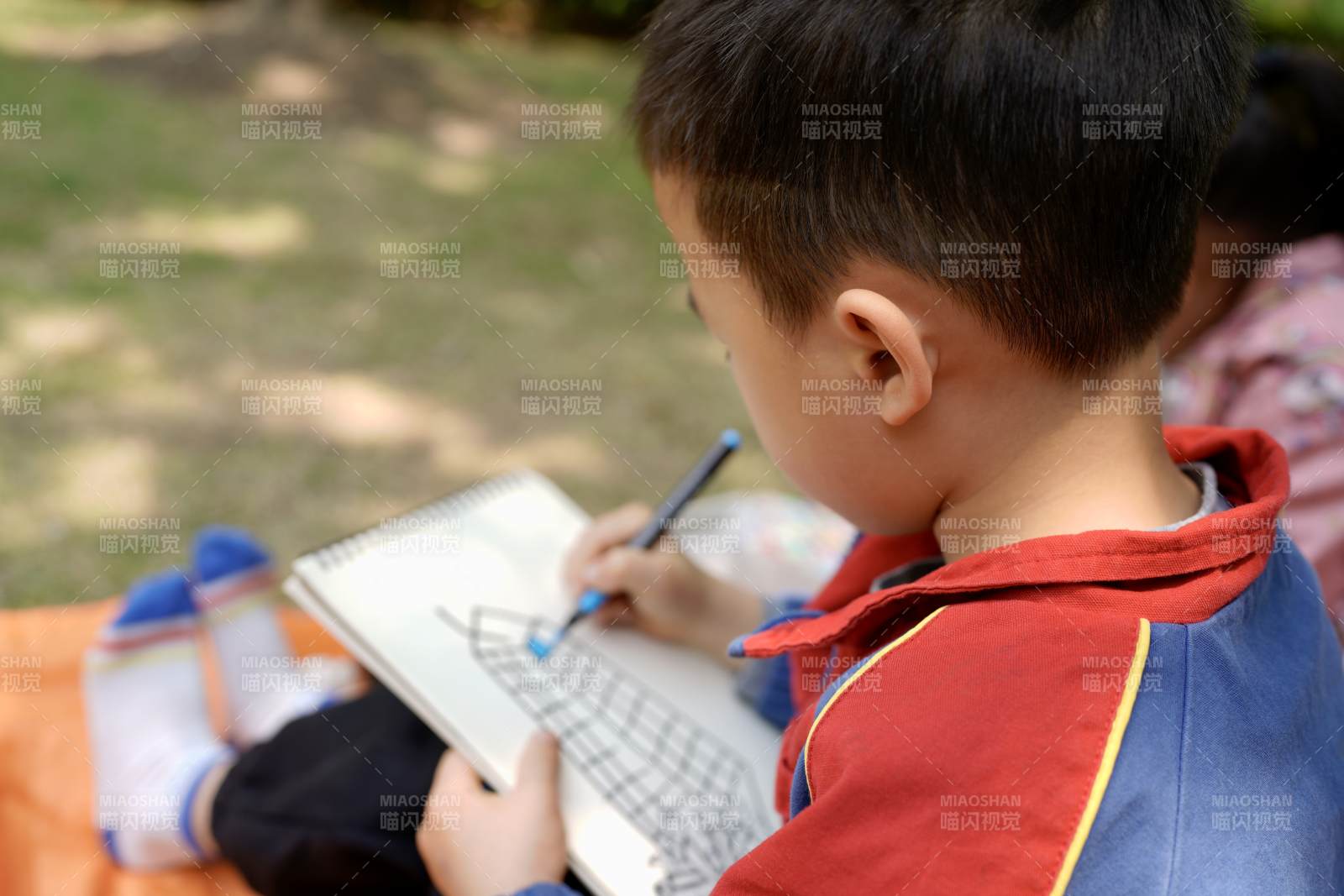 小男孩戶外寫生