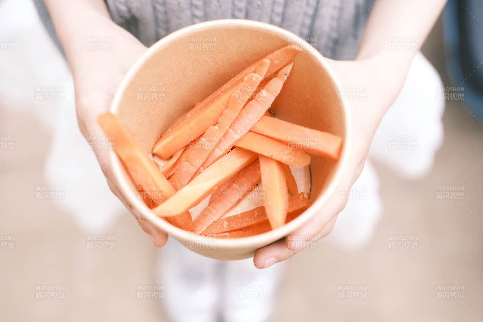 手中胡蘿卜條