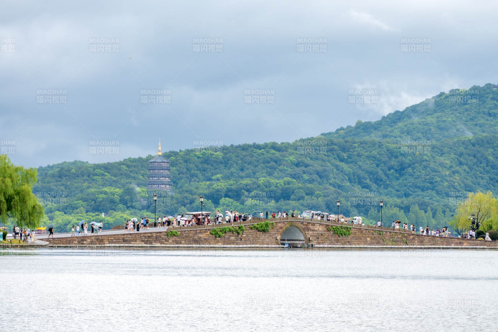 西湖斷橋與雷峰塔
