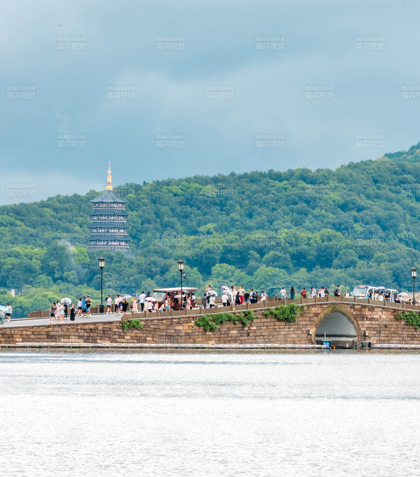 西湖斷橋與雷峰塔