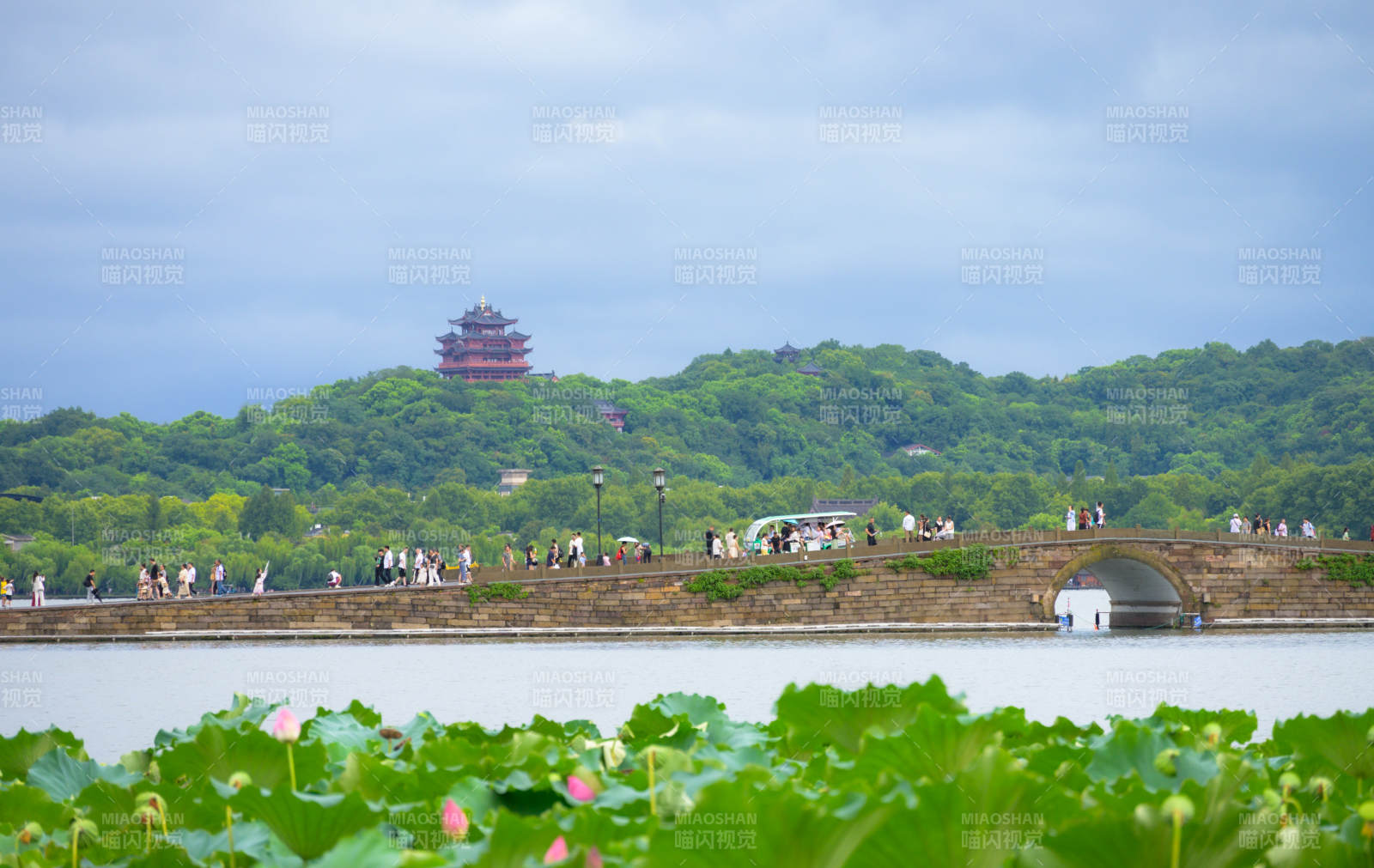 西湖斷橋與雷峰塔