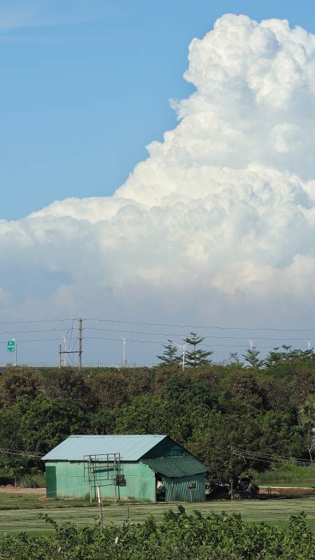 乡村风景与积雨云