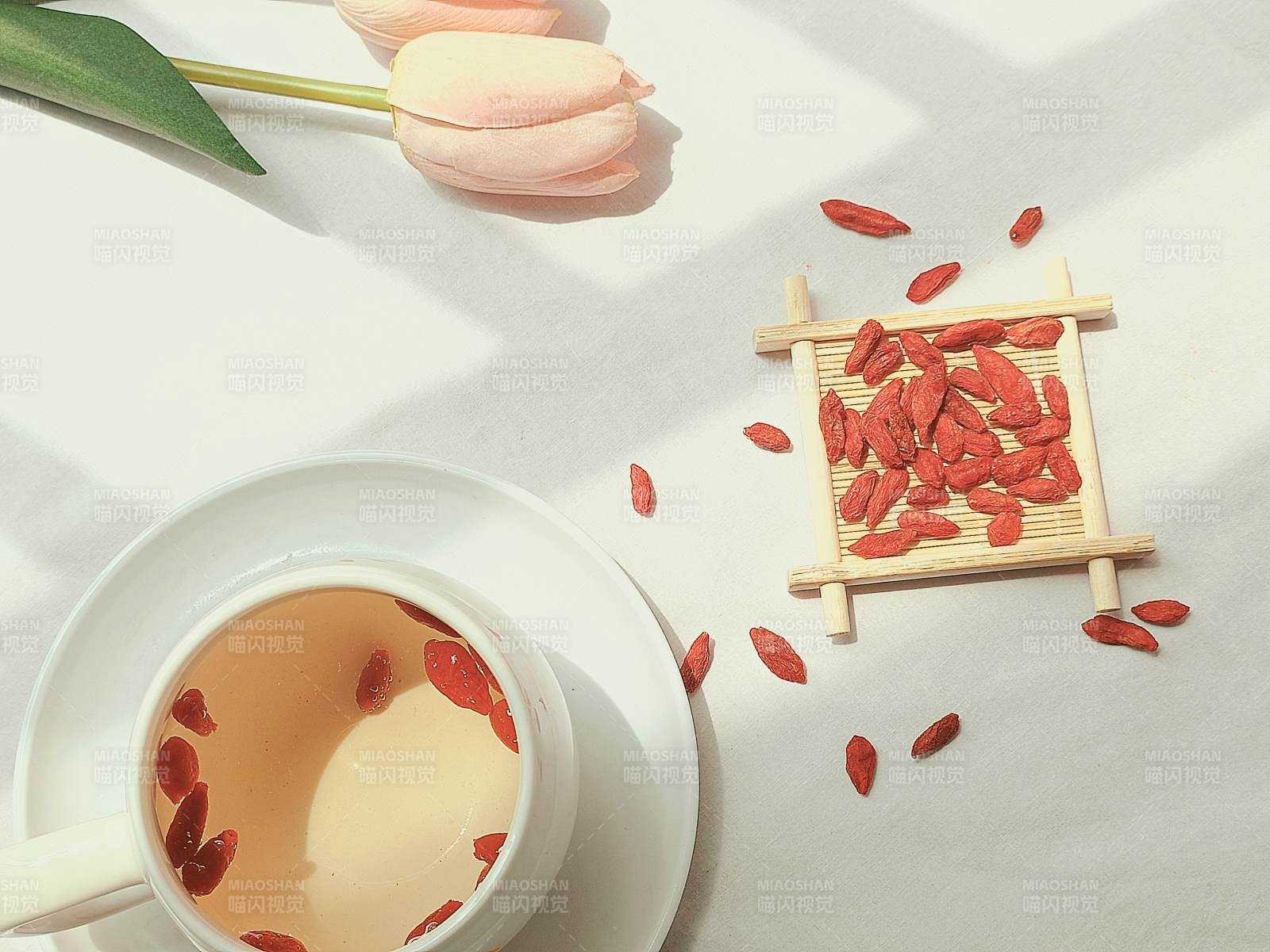 枸杞茶與粉色郁金香
