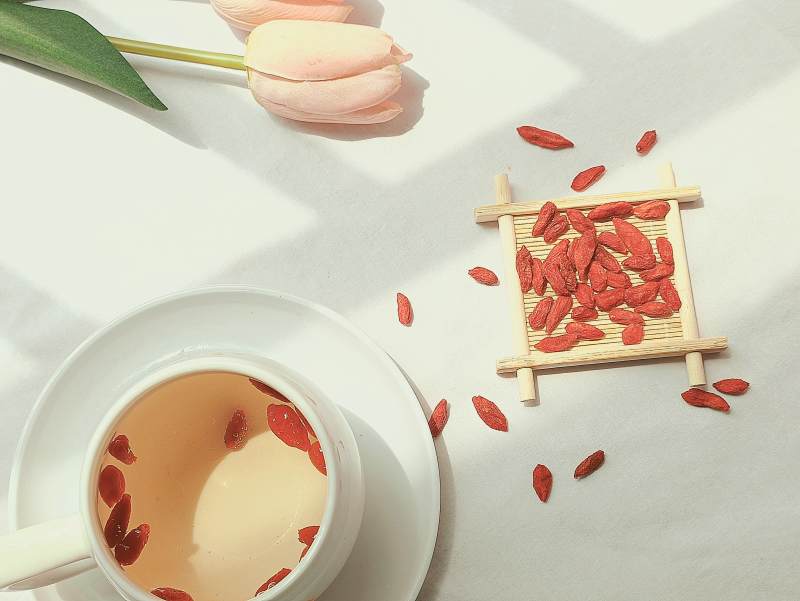 枸杞茶与粉色郁金香