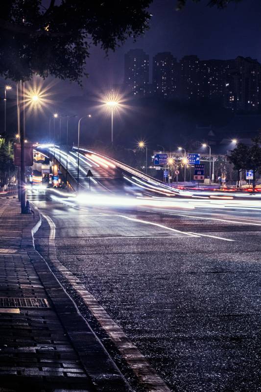 夜色中的城市街道
