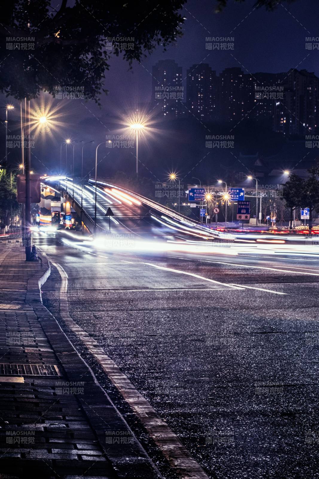 夜色中的城市街道
