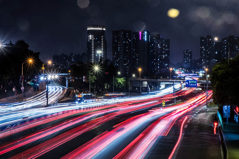 夜色中的城市車流