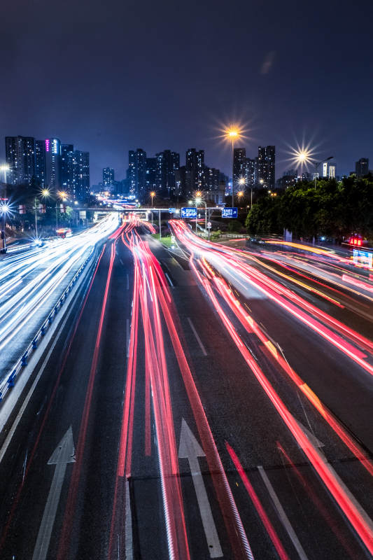 城市夜景中的車流軌跡