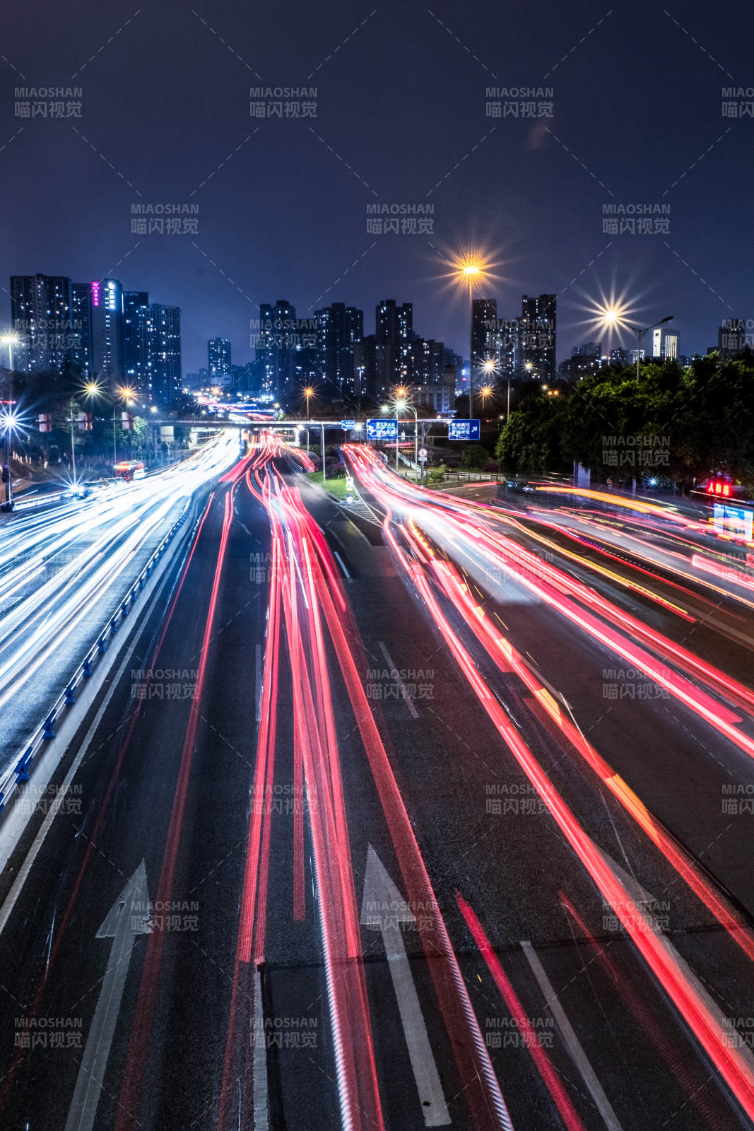 城市夜景中的車流軌跡