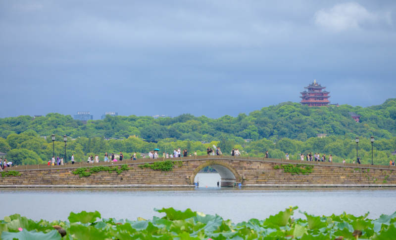 西湖斷橋與雷峰塔