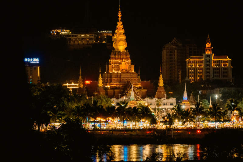 夜色中的金色寺廟