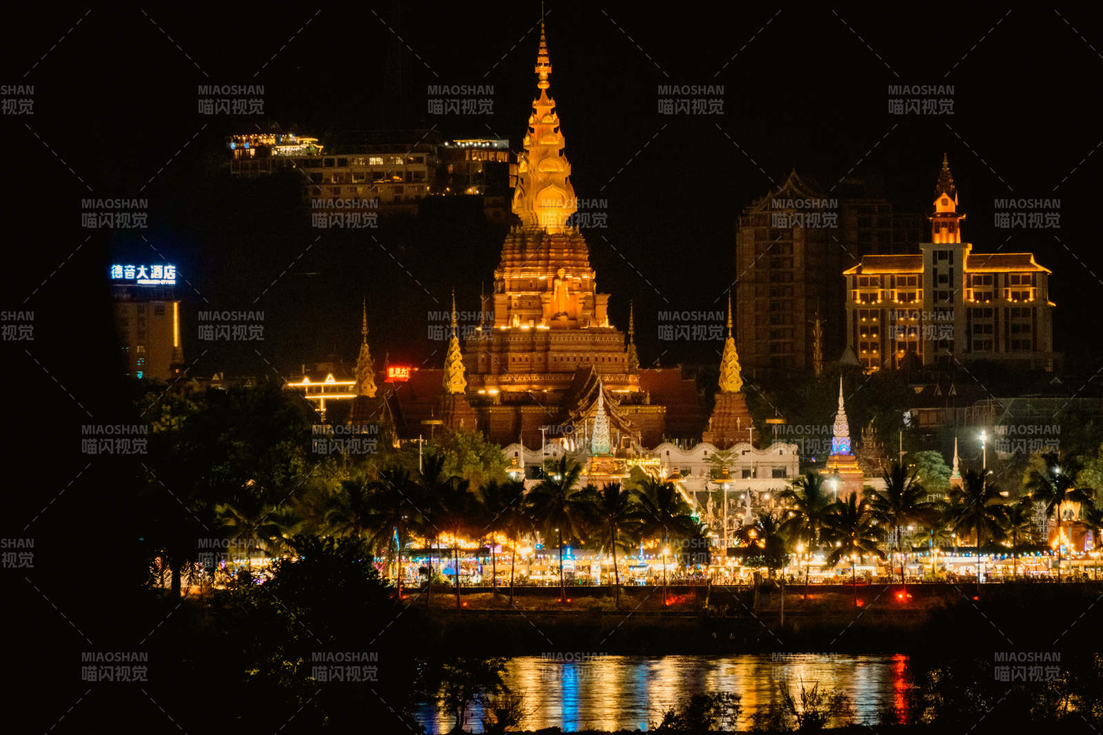 夜色中的金色寺廟