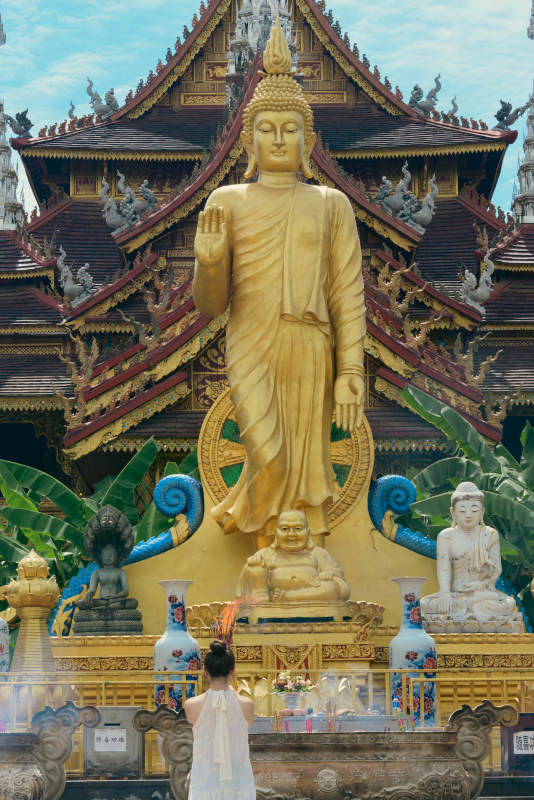 佛寺前的虔誠信徒
