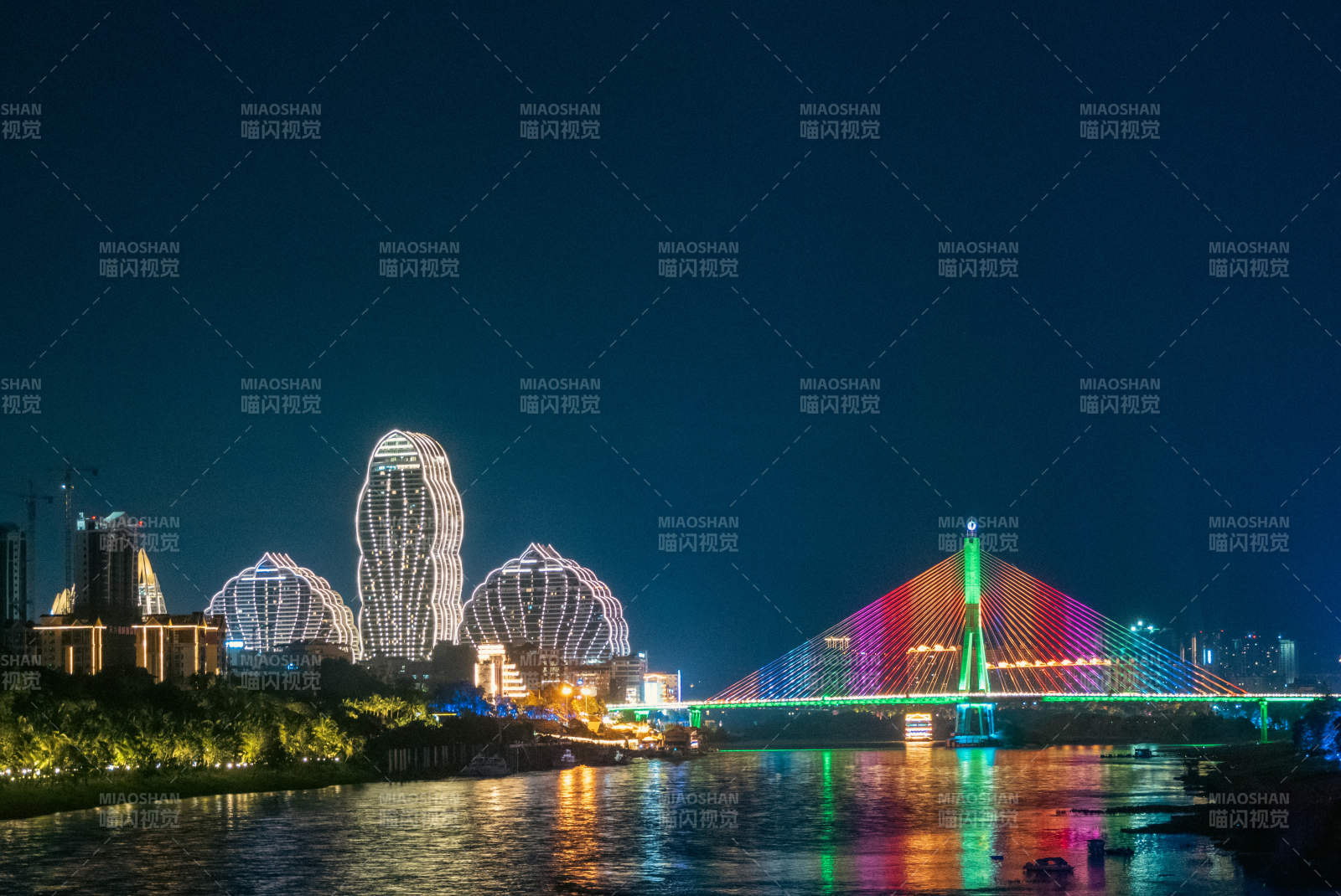 夜色下的城市燈光秀