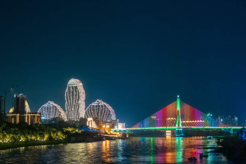 夜色下的城市燈光秀