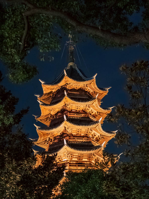 夜色中的金色寶塔