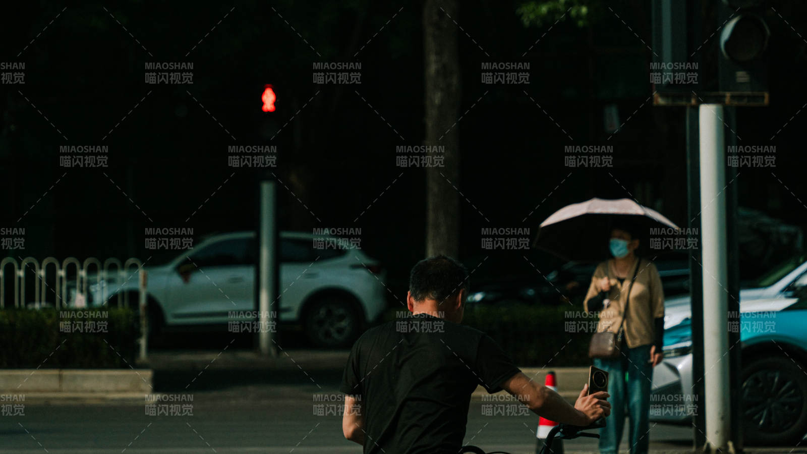 等待綠燈的行人