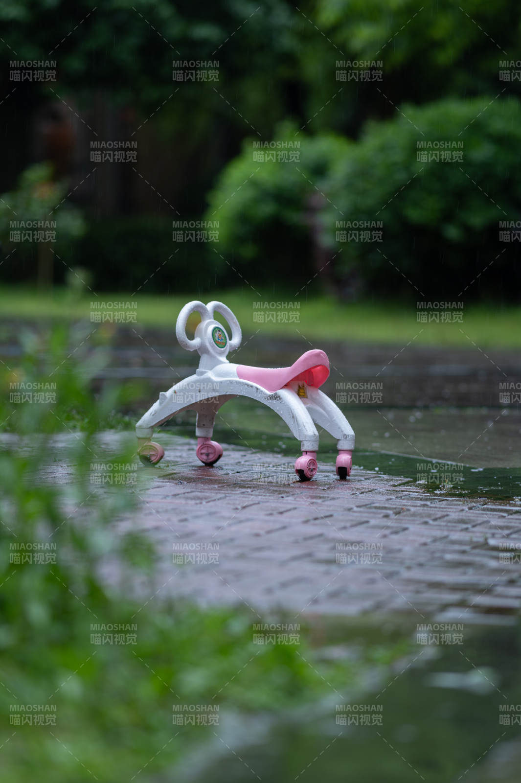 雨中閑置的兒童滑板車