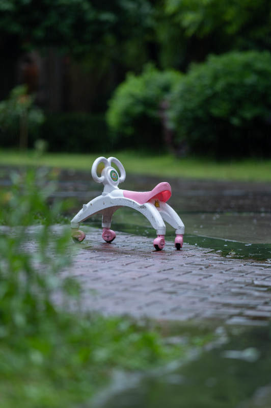 雨中闲置的儿童滑板车
