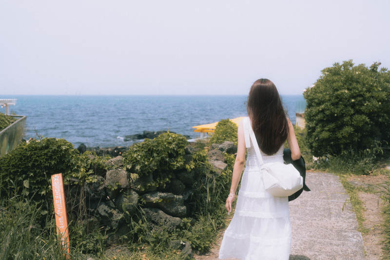 海邊漫步的白衣女子
