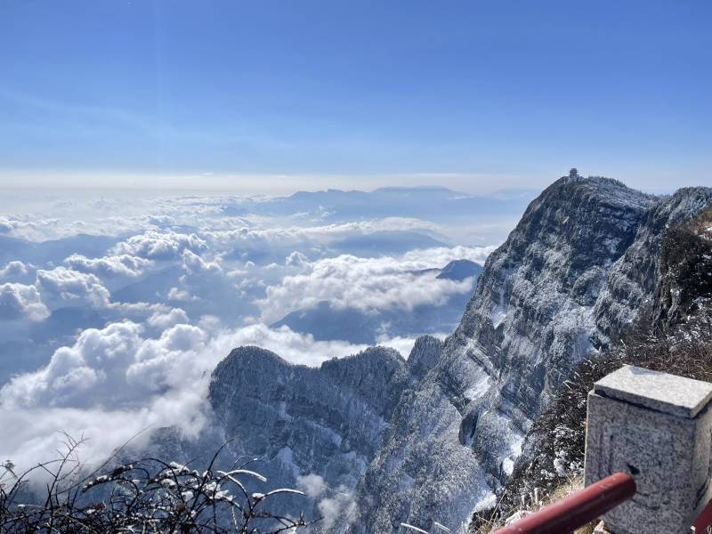 云海之上的雪山