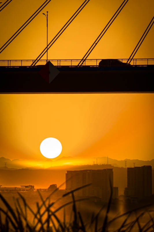 夕陽下的城市剪影