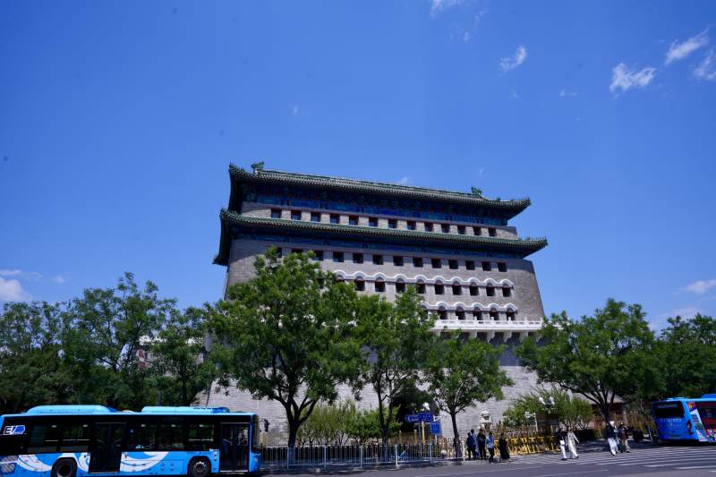 北京前门大街前的公交车