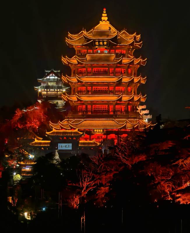 夜色中的金色古塔