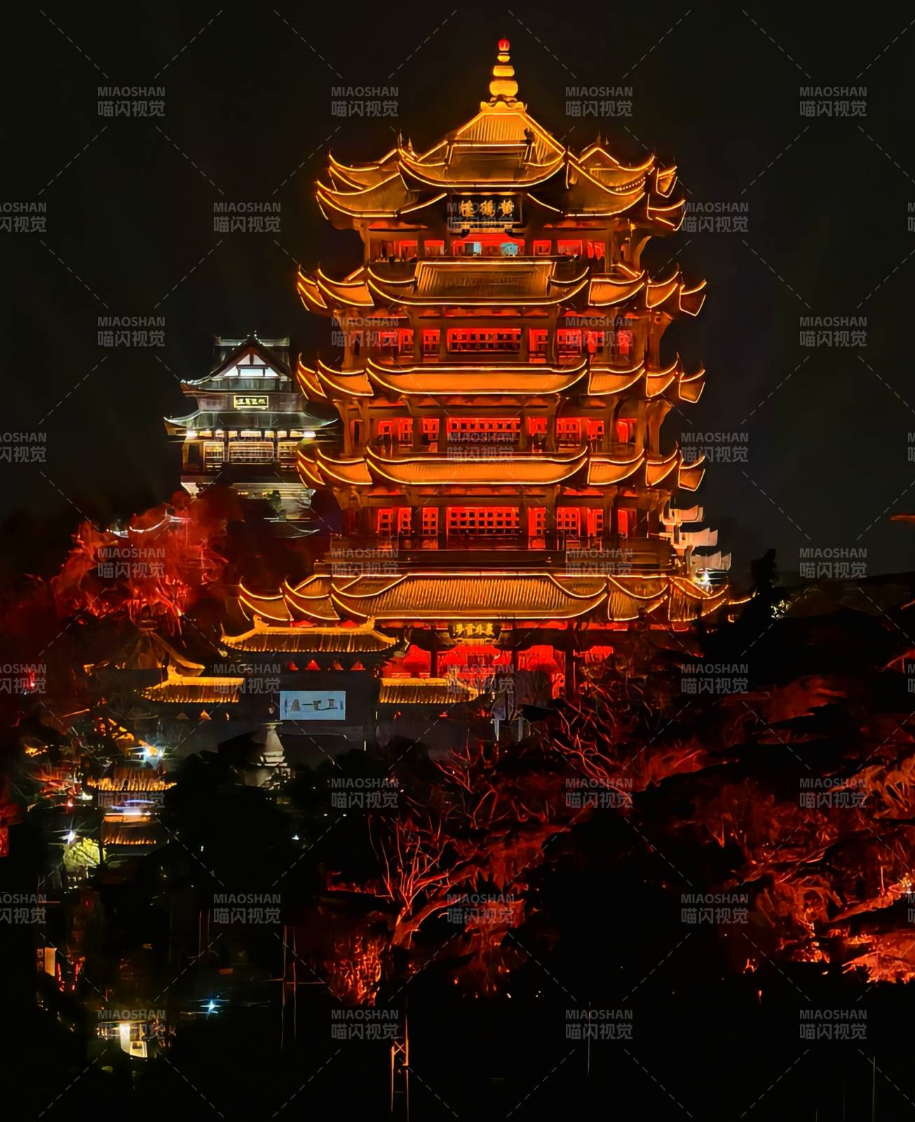 夜色中的金色古塔