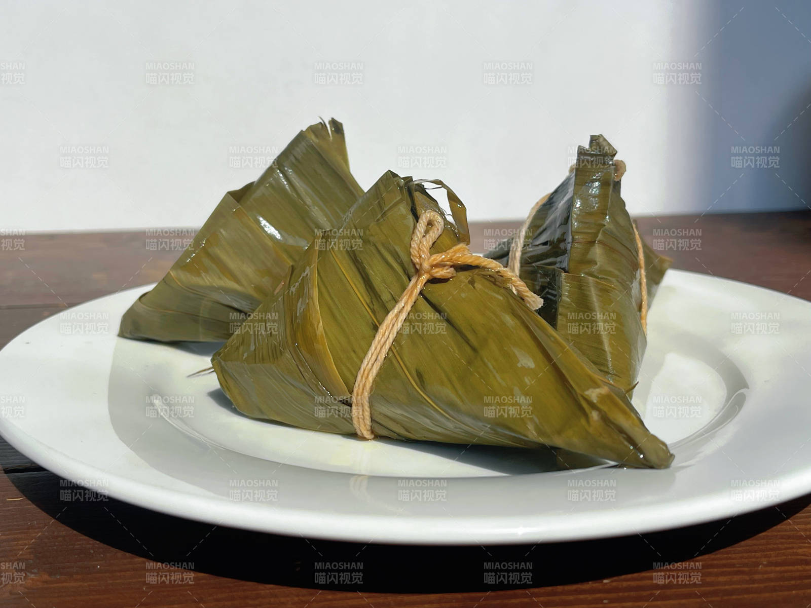 粽子三只盤中放端午節(jié)