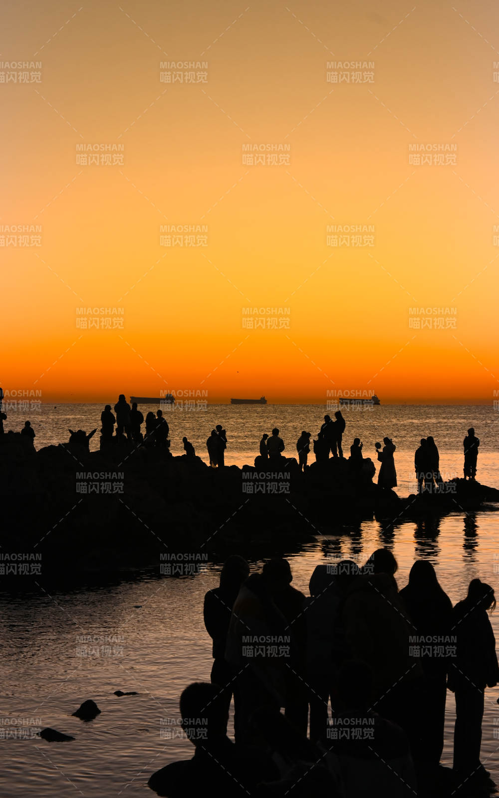 夕陽下的海邊剪影