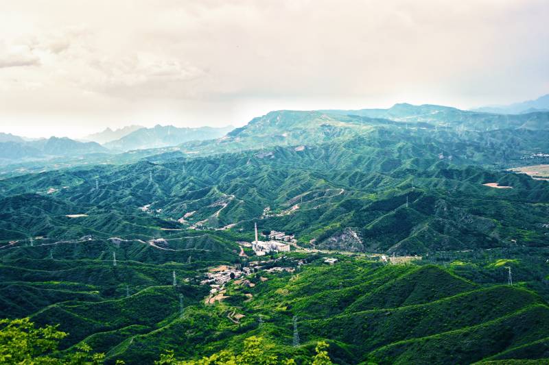 青山環繞的山谷小鎮