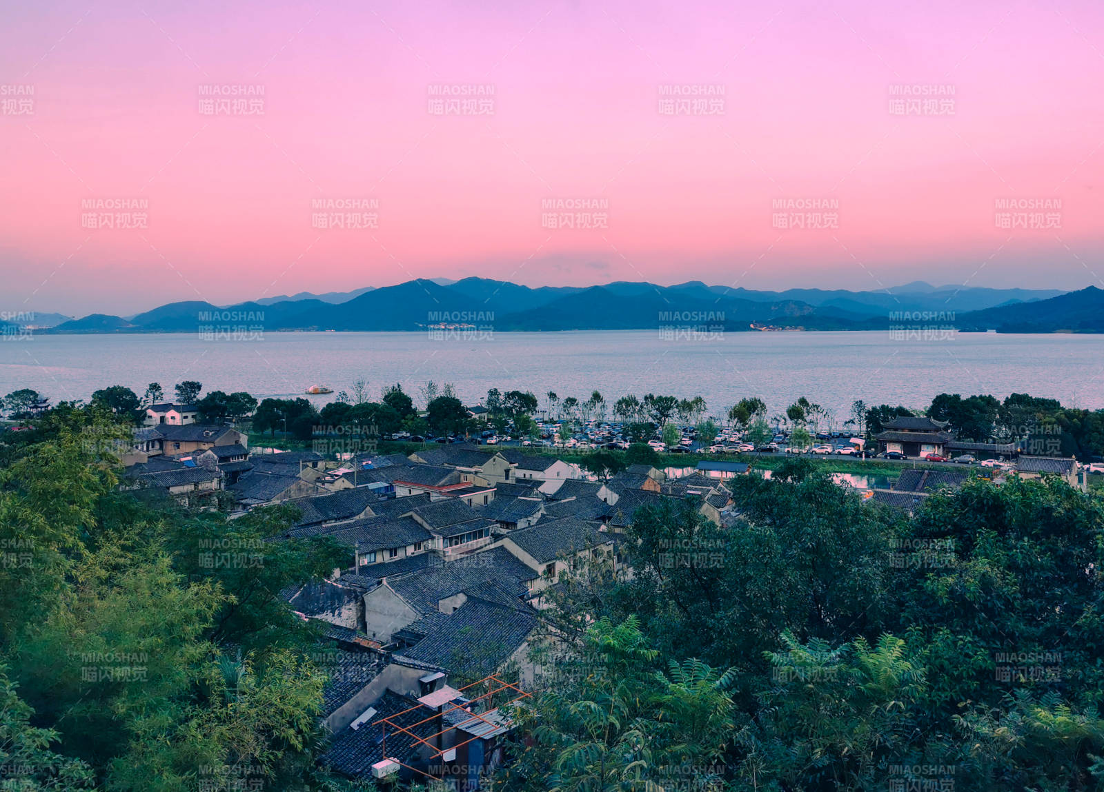 夕陽下的湖畔小鎮
