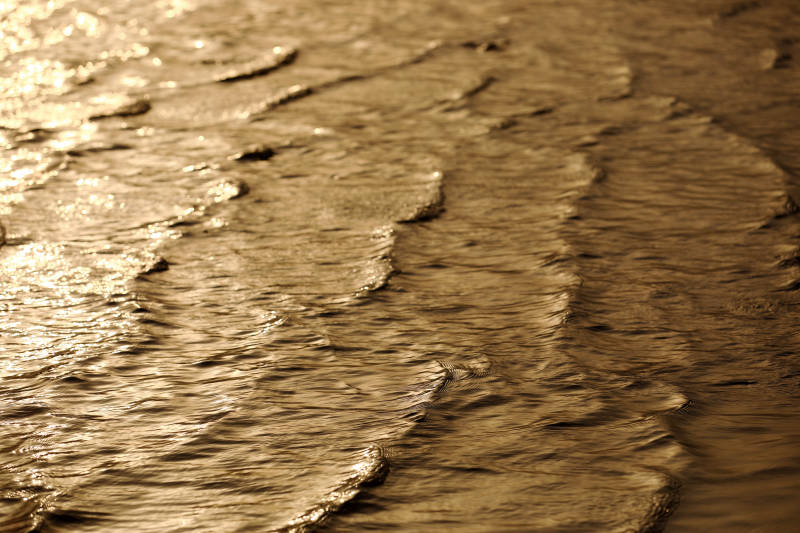 金色波纹水面