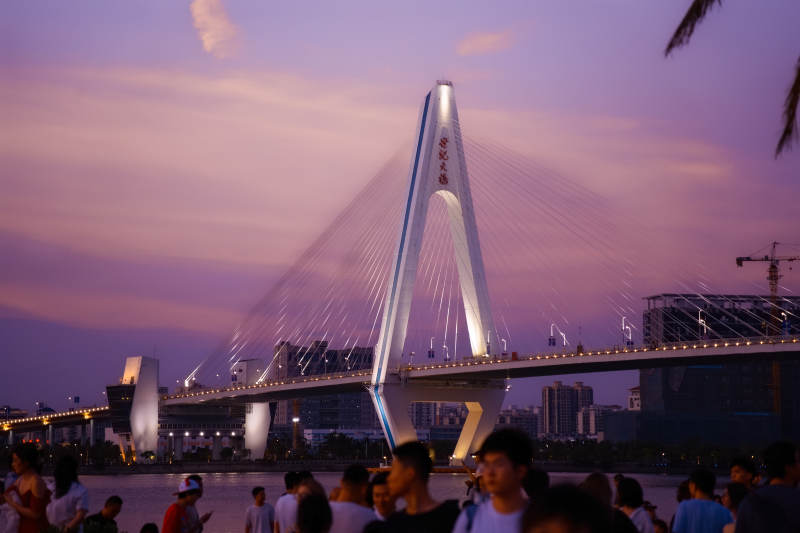 夕陽下的城市橋梁