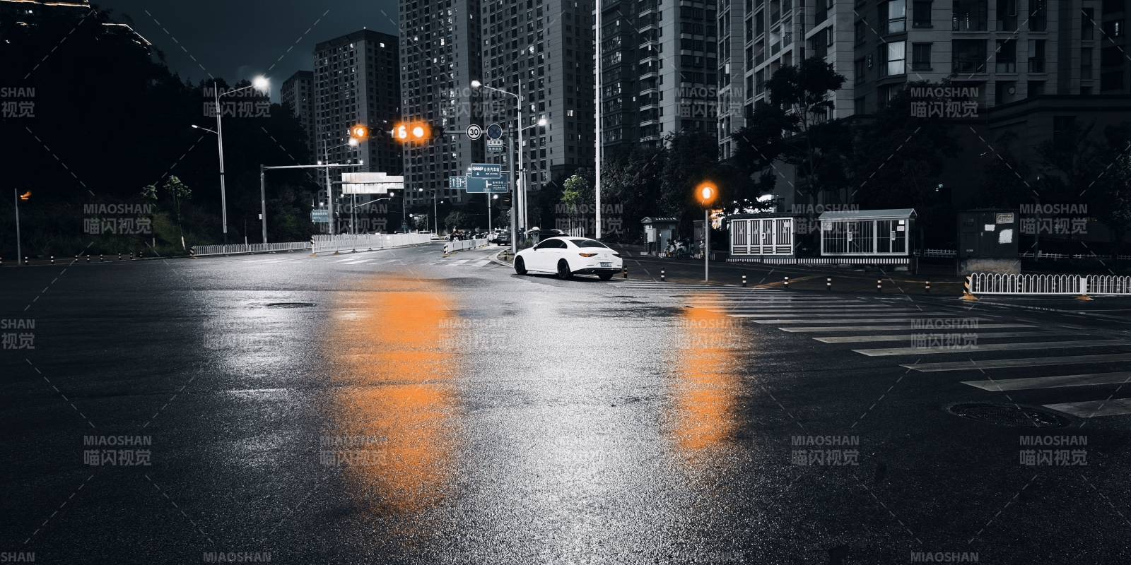 夜色下的城市街道