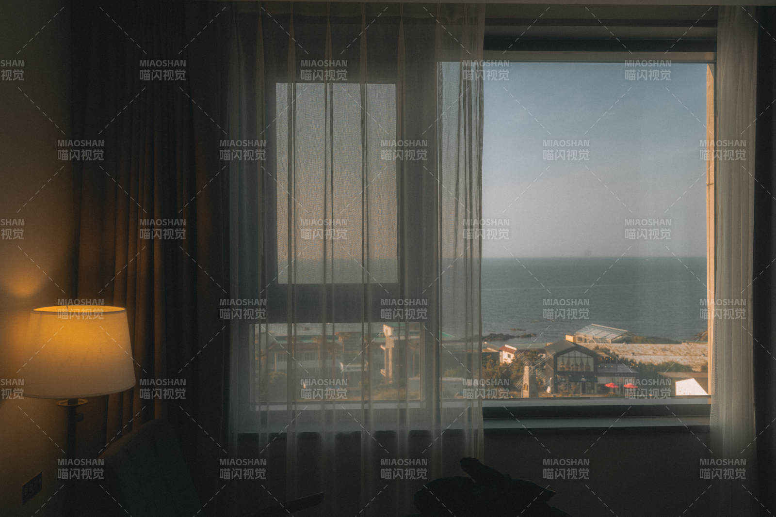 海景窗邊的寧靜時光