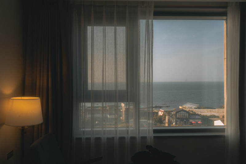 海景窗边的宁静时光