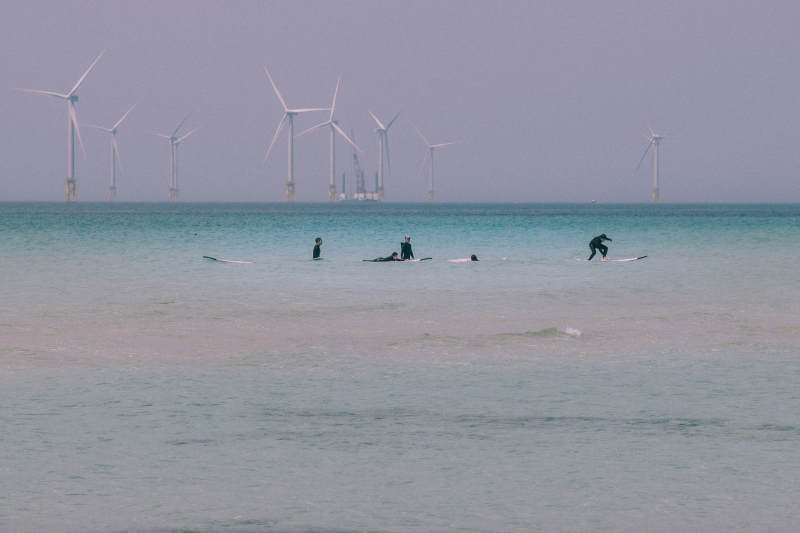 海上风车与冲浪者