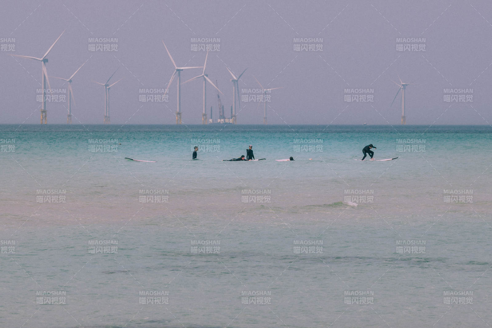 海上風車與沖浪者
