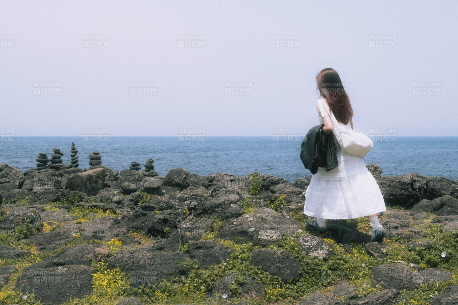 海邊祈禱的女孩
