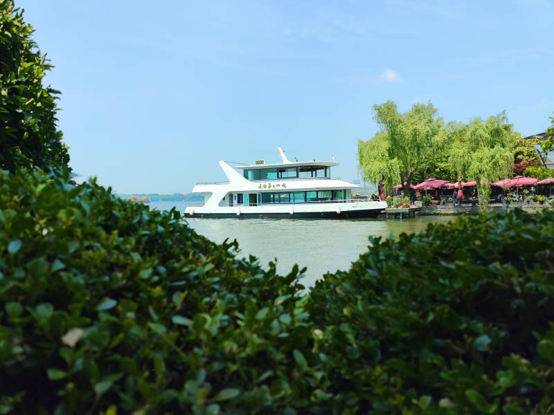 西湖湖畔游船