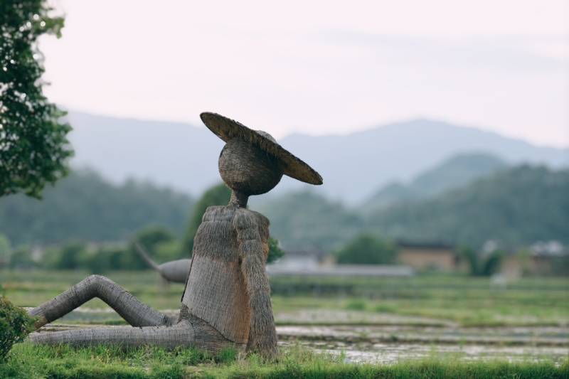 田野上的藝術雕像