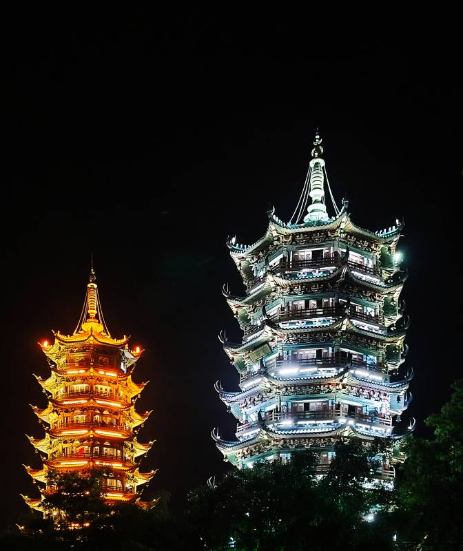 双塔夜景